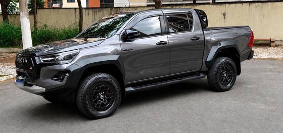TOYOTA HILUX 2.8 D-4D TURBO DIESEL CD GR-S 4X4 AUTOMÁTICO